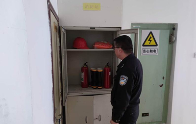 三門峽市公安局湖濱分局建設(shè)警務(wù)室對轄區(qū)賓館開展安全消防檢查